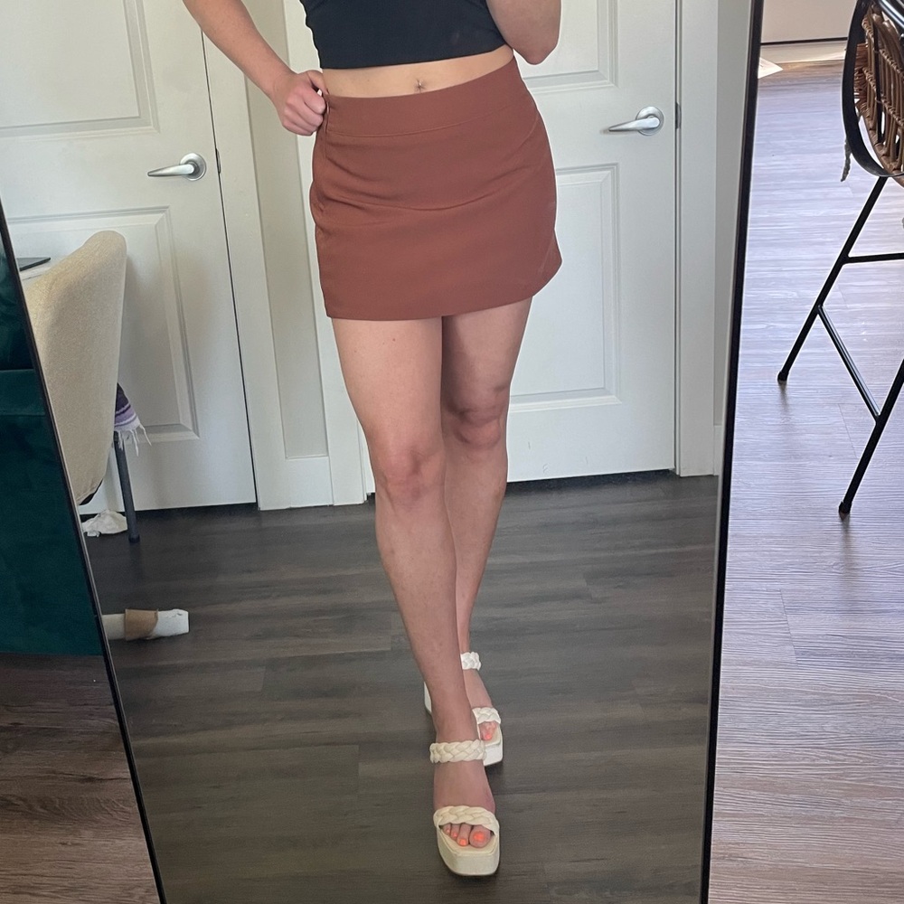 Mid rise mini skirt